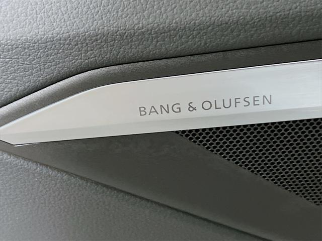 Photo of 2022 Glacier White Audi e-tron
