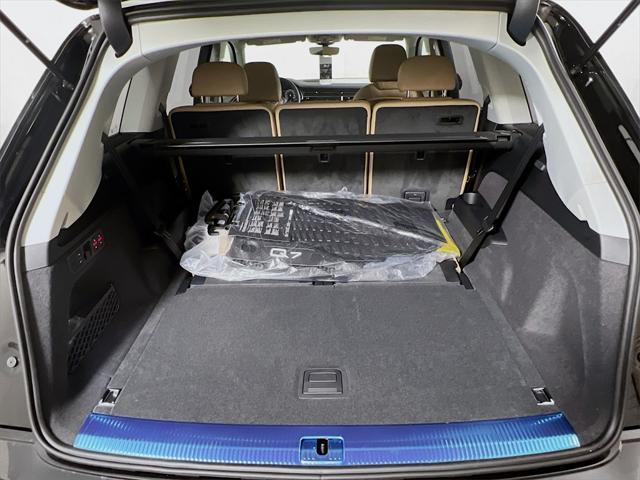 Photo of 2025 Mythos Black Metallic Audi Q7