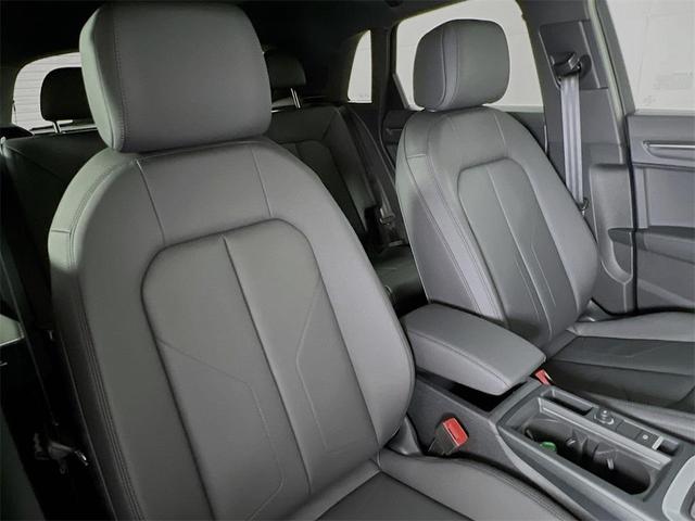 Photo of 2025 Navarra Blue Metallic Audi Q3