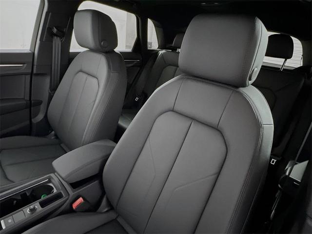 Photo of 2025 Navarra Blue Metallic Audi Q3
