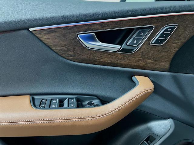 Photo of 2024 Waitomo Blue Metallic Audi Q8