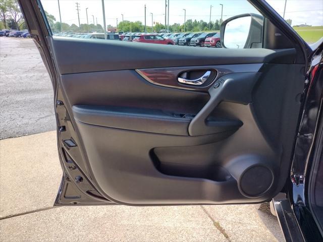 Photo of 2020 Magnetic Black Pearl Nissan Rogue