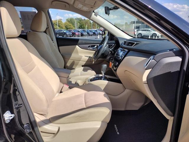 Photo of 2016 Magnetic Black Nissan Rogue