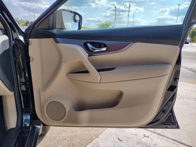 Photo of 2016 Magnetic Black Nissan Rogue