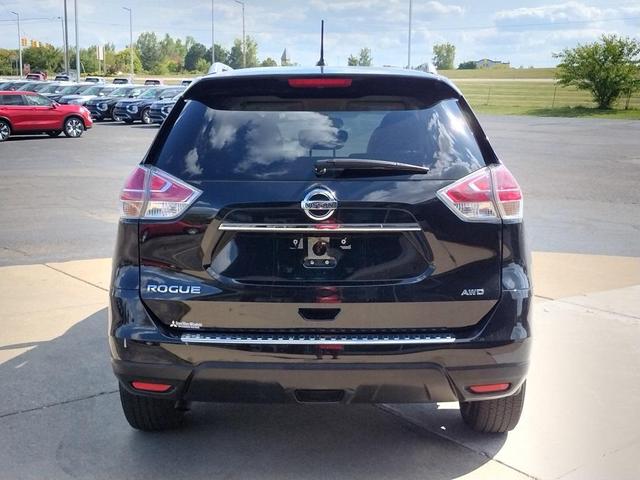 Photo of 2016 Magnetic Black Nissan Rogue