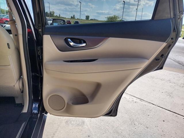 Photo of 2016 Magnetic Black Nissan Rogue