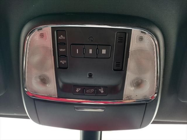 Photo of 2015 Brilliant Black Crystal Pearl Jeep Grand Cherokee