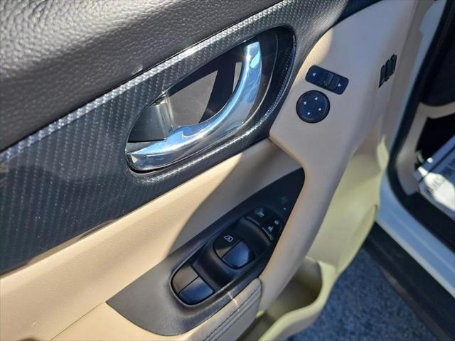 Photo of 2017 Pearl White Nissan Rogue