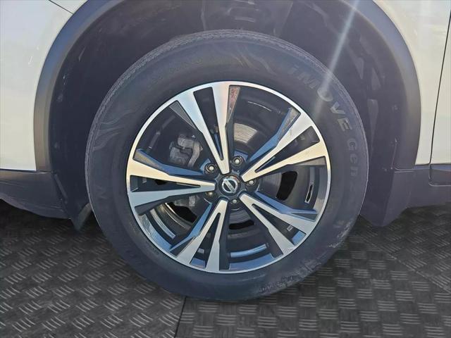 Photo of 2017 Pearl White Nissan Rogue