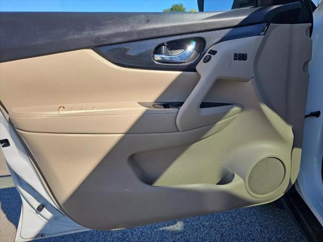 Photo of 2017 Pearl White Nissan Rogue