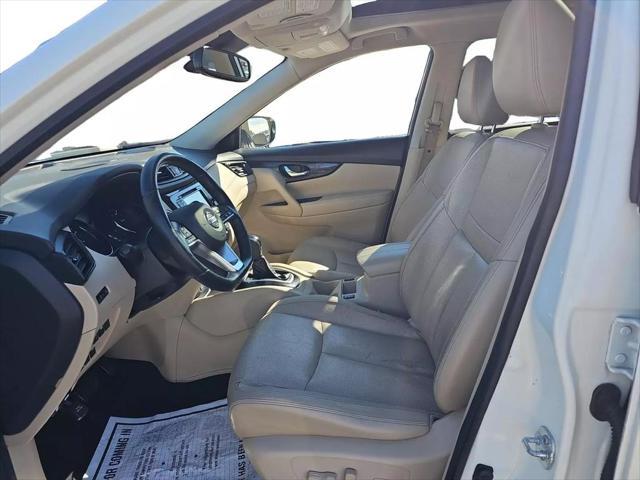 Photo of 2017 Pearl White Nissan Rogue