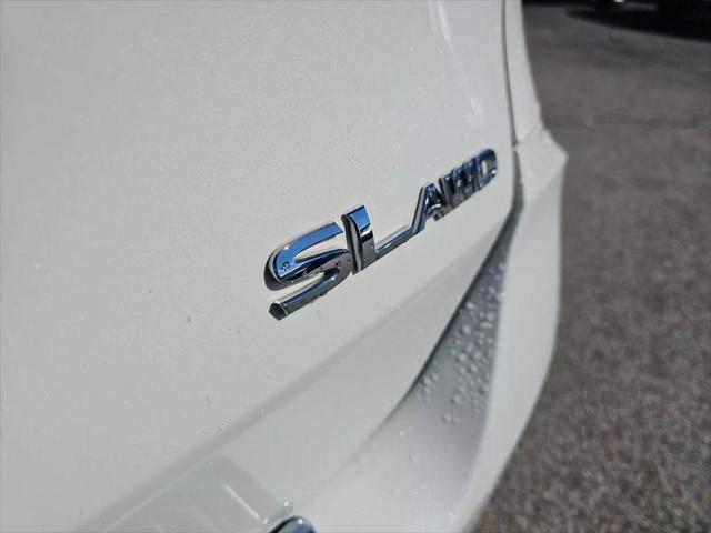 Photo of 2017 Pearl White Nissan Rogue
