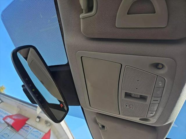 Photo of 2017 Pearl White Nissan Rogue