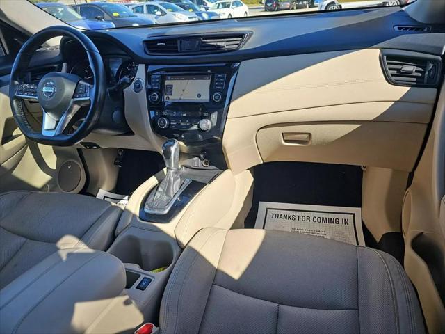Photo of 2017 Pearl White Nissan Rogue