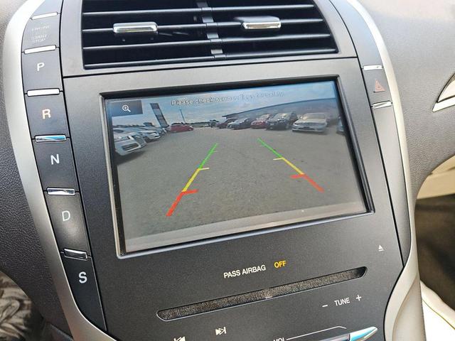Photo of 2014 White Platinum Metallic Tri-Coat Lincoln MKZ