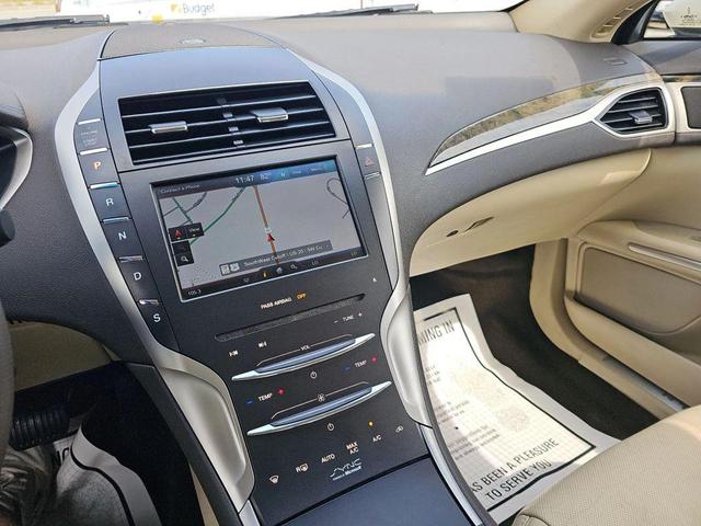 Photo of 2014 White Platinum Metallic Tri-Coat Lincoln MKZ