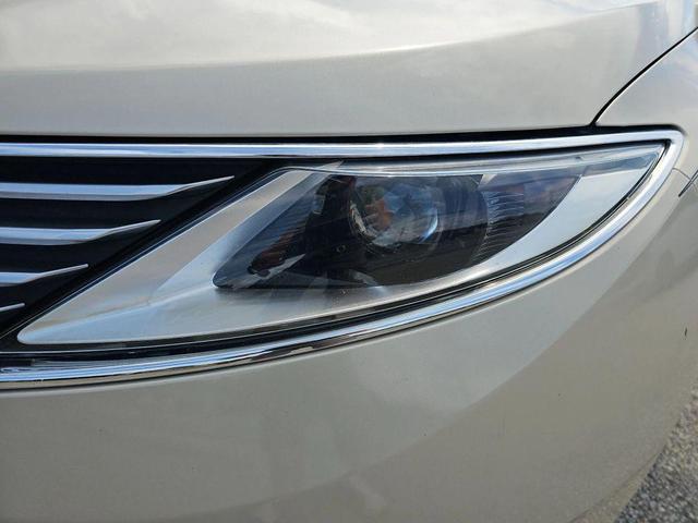 Photo of 2014 White Platinum Metallic Tri-Coat Lincoln MKZ