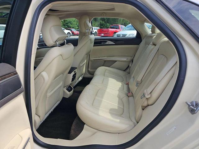 Photo of 2014 White Platinum Metallic Tri-Coat Lincoln MKZ