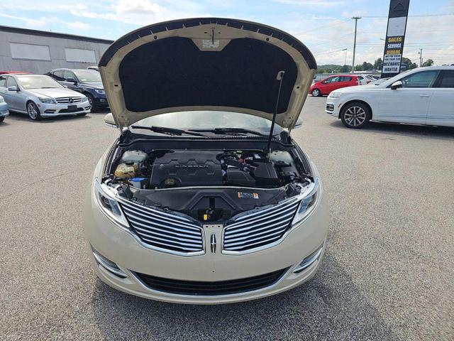 Photo of 2014 White Platinum Metallic Tri-Coat Lincoln MKZ