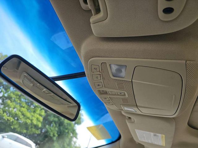 Photo of 2014 White Platinum Metallic Tri-Coat Lincoln MKZ