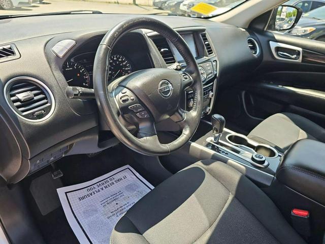 Photo of 2018 Brilliant Silver Nissan Pathfinder