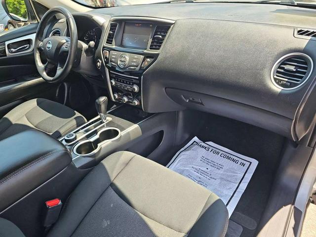 Photo of 2018 Brilliant Silver Nissan Pathfinder