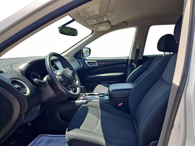 Photo of 2018 Brilliant Silver Nissan Pathfinder