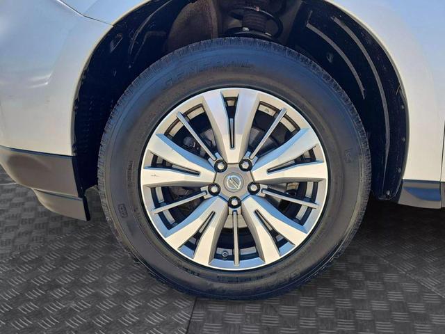 Photo of 2018 Brilliant Silver Nissan Pathfinder