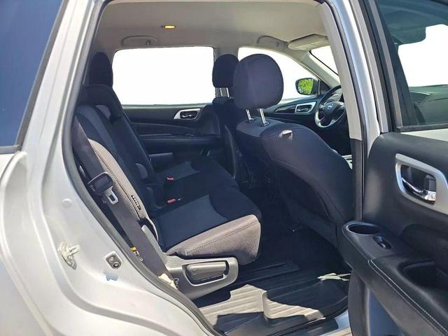 Photo of 2018 Brilliant Silver Nissan Pathfinder