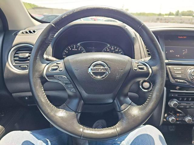 Photo of 2018 Brilliant Silver Nissan Pathfinder