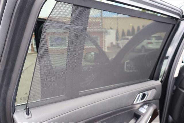 Photo of 2019 Black Sapphire Metallic BMW X7