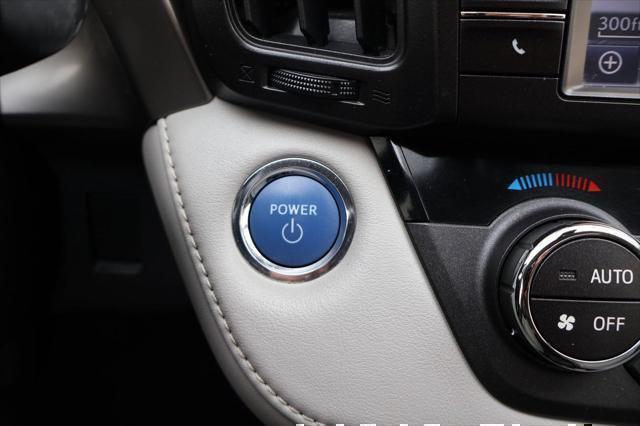 Photo of 2017 Blizzard Pearl Toyota RAV4 Hybrid