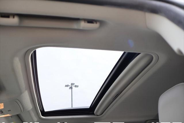 Photo of 2017 Blizzard Pearl Toyota RAV4 Hybrid