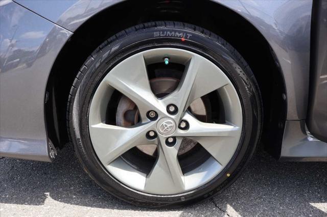 Photo of 2014 Magnetic Gray Metallic Toyota Camry