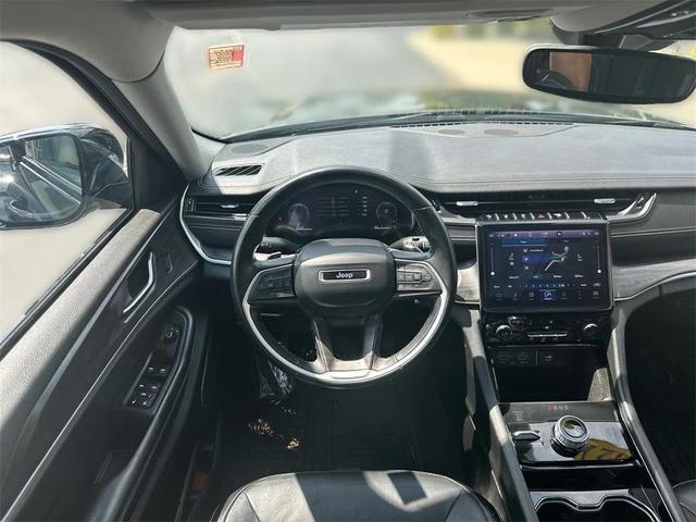Photo of 2021 Diamond Black Crystal Pearlcoat Jeep Grand Cherokee L
