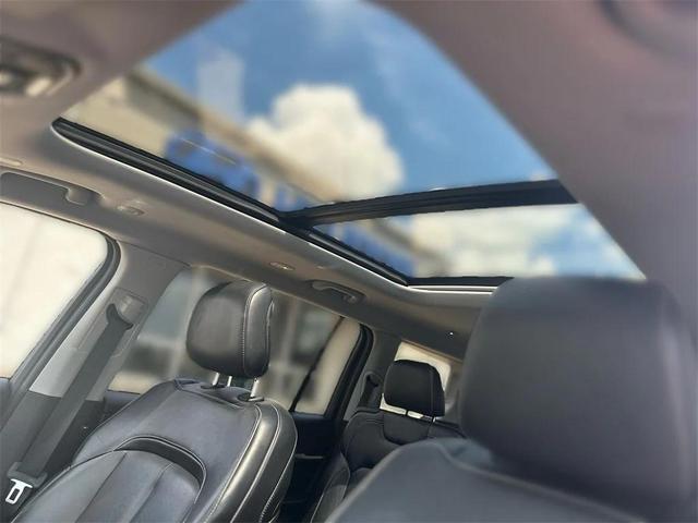 Photo of 2021 Diamond Black Crystal Pearlcoat Jeep Grand Cherokee L