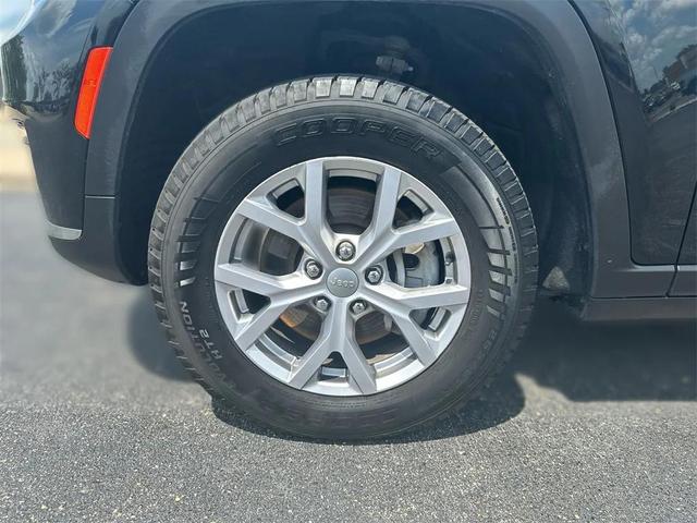 Photo of 2021 Diamond Black Crystal Pearlcoat Jeep Grand Cherokee L