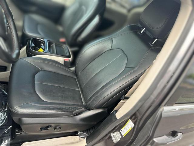 Photo of 2019 Granite Crystal Metallic Clearcoat Chrysler Pacifica