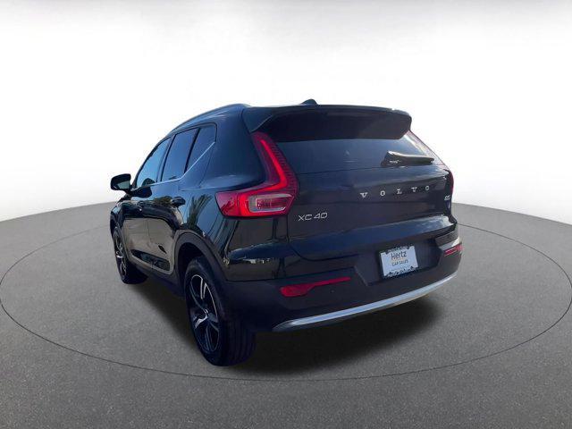 Photo of 2024 Onyx Black Metallic Volvo XC40