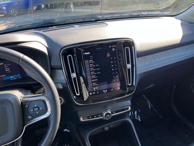 Photo of 2024 Onyx Black Metallic Volvo XC40