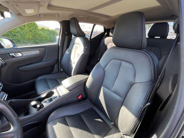 Photo of 2024 Onyx Black Metallic Volvo XC40