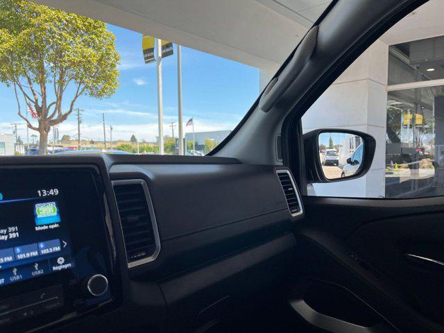 Photo of 2024 Glacier White Nissan Frontier