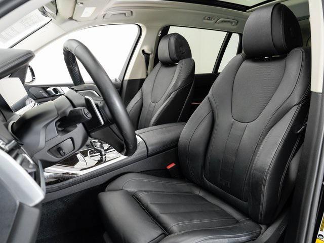 Photo of 2021 Black Sapphire Metallic BMW X7