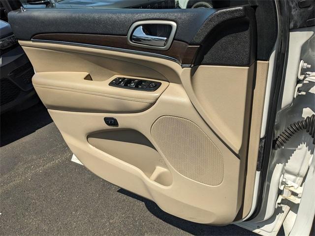 Photo of 2016 Bright White Clearcoat Jeep Grand Cherokee