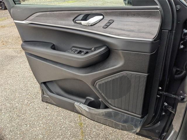 Photo of 2025 Metallic Jeep Grand Cherokee L