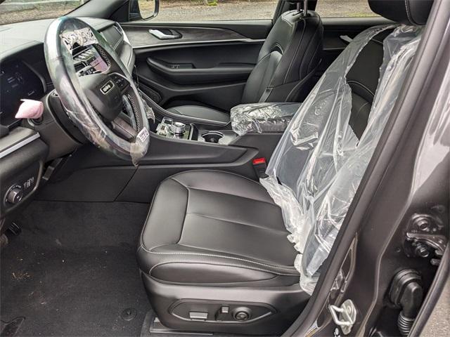 Photo of 2025 Metallic Jeep Grand Cherokee L