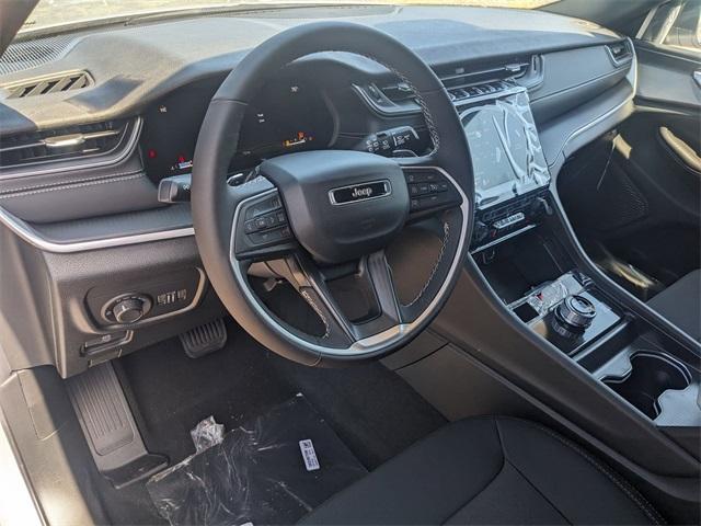 Photo of 2025 Silver Zynith Jeep Grand Cherokee