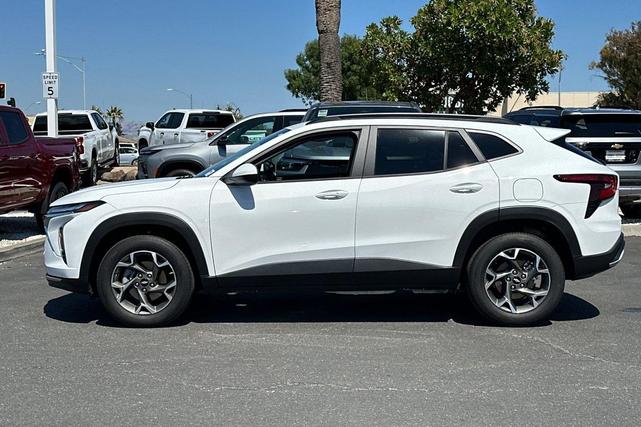Photo of 2025 Summit White Chevrolet Trax