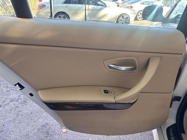 Photo of 2009 White BMW 328