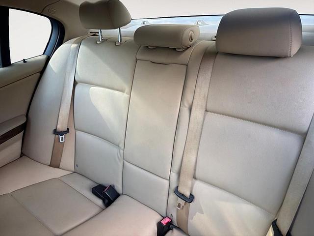 Photo of 2009 White BMW 328